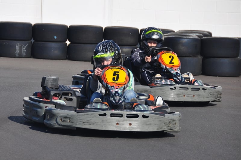 Karting électrique vs karting thermique en 2026 : découvrez le meilleur choix !
